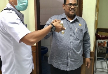 Wakil Bupati Fauzi Yusuf bersama BNNK Kota Lhokseumawe menunjukan dan siap Tes Urine
