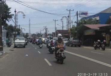 Tampak Salah satu jalan dipenuhi Mobil yang berparkir di Badan Jalan