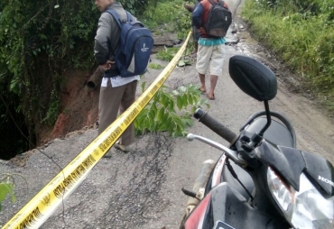 Warga menyaksikan jalan Saung mengalami longsor
