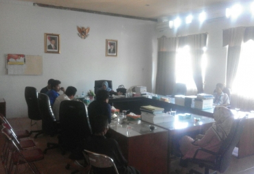 Tampak warga mendatangi kantor DPRD