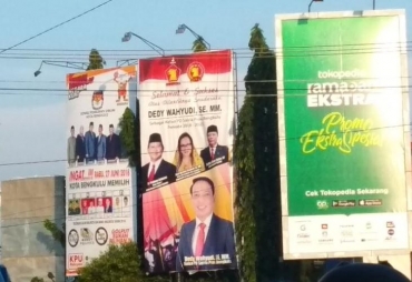 Baliho salah satu paslon yang terpasang di Simpang Padang Harapan