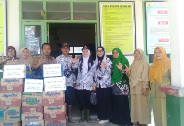 Dinas Pendidikan dan Kebudayaan memberikan bantuan