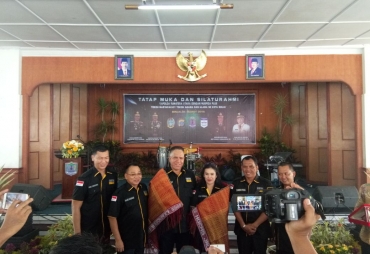 Kapolda Sumatera Utara Irjen Pol Paulus Waterpauw dan istri