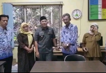 Wabup Karawang setelah memaparkan tentang aturan, agar bank emok dapat terhindari