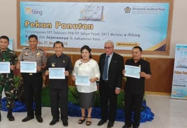 Bupati Karo Terkelin Brahmana SH didampingi Ibu Wakil Bupati Karo Cory Sriwaty