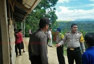 Jurnalis bernama Andarias yang selama ini menulis tentang kondisi sekolah itu diminta mendampingi Kapolres Tator, AKBP Julianto Sirait