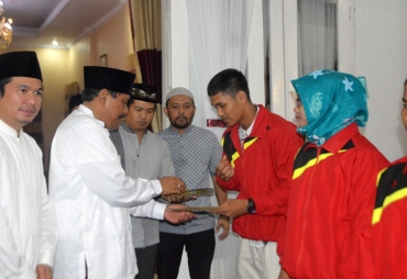 Tampak Bupati didampingi wabup memberikan penghargaan 