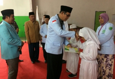 tiga santri terbaik mendapatkan tabungan pendidikan sebesar RP 2 Juta langsung dari Bupati PALI Heri Amalindo