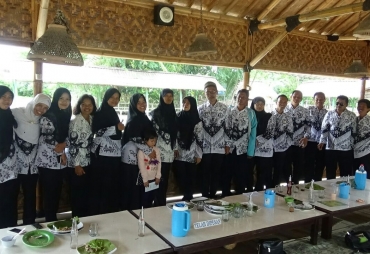 Guru SMPN 2 Tirtamulya ,rayakan hari ulang tahun guru Nasional di RM Sambel Hejo