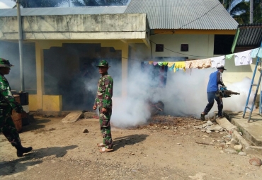 Tampak TNI Sedang melakukan Foging