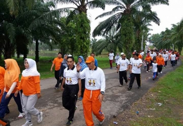 Peserta Jalan Santai Tampak Semangat Mengikuti Jalannya Acara