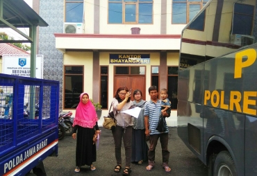Keluarga balita lumpuh seusai lakukan laporan polres karawang