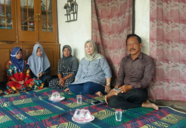 wakil bupati kaur Hj yulis suti sutri,Skm menyambangi rumah korban nelayan hilang