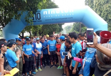 Sandiaga Uno lari bersama warga Cakung, Jaktim (Foto: Muhammad Fida ul Haq/detikcom)