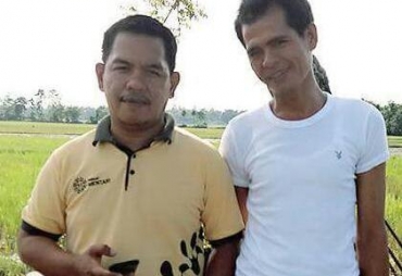 Kepala Desa Se' pon Kecamatan Lamasi  Kabupaten Luwu,Sulsel, Beny, SH (Kaos Kuning)