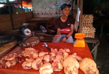  Solihin (28) pedagang ayam di kawasan pasar atas