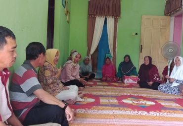 Tampak Paslon Wali Kota Bengkulu Patriana Sosialinda bersama warga