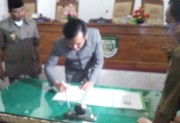Ketua DPRD Husni Tamrin penandatanganan Berita Acara