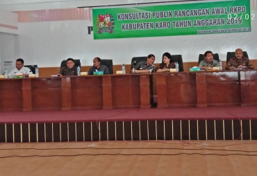 Bupati Karo Terkelin Brahmana SH membuka Konsultasi Publik
