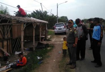 Satpol pp kecamatan rengasdengklok saat lakukan pembongkaran bangunan warung remang - remang