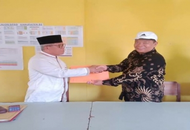 Budiman Mengembalikan Berkas Pendaftaran Balon Bupati BS Ke Partai Golkat. Sumber Foto Rmolbengkulu.com