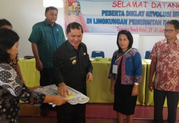 Bupati Karo pasang Bed perdana bagi peserta Diklat