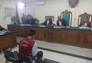 Tampak Terdakwa tertunduk lesu mendegarkan Tuntutan JPU