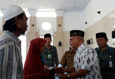 Baznas Kota Bengkulu menyalurkan zakat kepada 40 mustahiq di Masjid At-taqwa