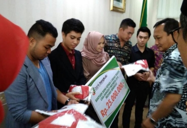 Tampak Direktur Utama Bank Bengkulu Agusalim Memberikan Bantuan Sebesar 25 Juta Masing-masing Peserta 