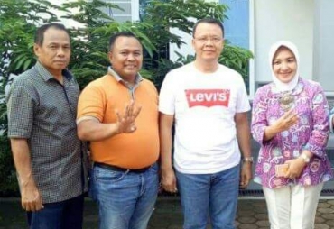 Tampak Waka I Yudi Foto Bersama dengan Paslon Yang di Usung Partai Golkar