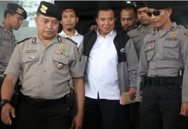 Mantan Bupati Kepahiang, Drs.Bando Amin C Kader, MM saat digiring ke mobil tahanan