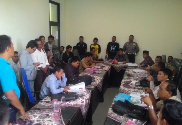 Anggota DPRD Benteng berdiskusi dengan Puluhan Masyarakat