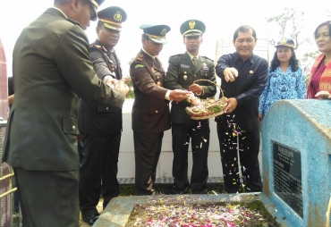 Tabur Bunga Di Makam Pahlawan 