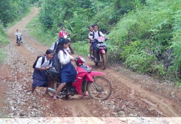 Miris Jalan Rusak Yang Dilalui Anak-anak butuh Perhatian Pemerintah 