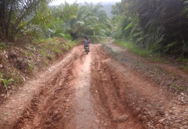 Kondisi jalan yang masih Tanah