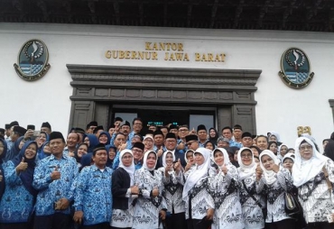Para Pejabat Pemprov Jabar Foto Bersama Dengan Guru