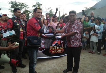 Kepala Desa Naman Teran Saat Menerima Tali Asih