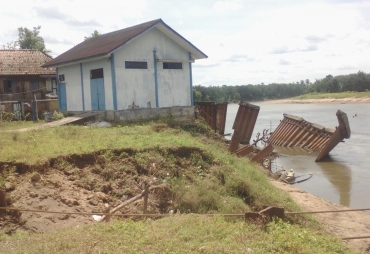 Tampak bangunan PDAM yang Hampir Roboh Ke Dalam Sungai