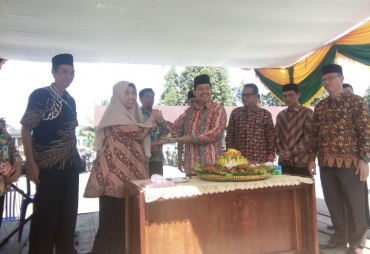 Tampak Direktur RSKJ Soeprapto Memberikan Sepotong Nasi Ke Perwakilan Gubernur Bengkulu