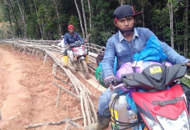 Warga melintas jalan yang tak layak 