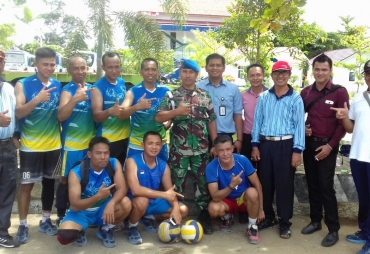 Tampak Tim TNI AL berfoto bersama 