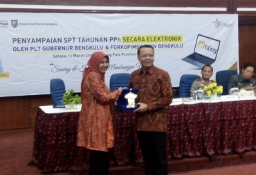 Penyerahan Plakat Oleh Plt Gubernur Bengkulu