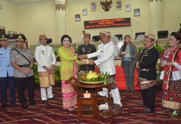 Bupati Hj.winarti,S.E. dan  Wakil Ketua DPRD Tuba Aliasan