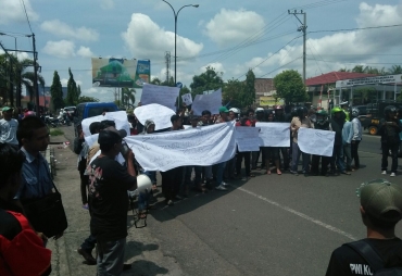 Ormas yang sedang Berorasi didepan Kantor DPRD Prabumulih 