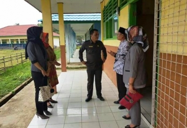 Ketua DPRD Bengkulu tengah Tarmizi tampak meninjau Sekolah