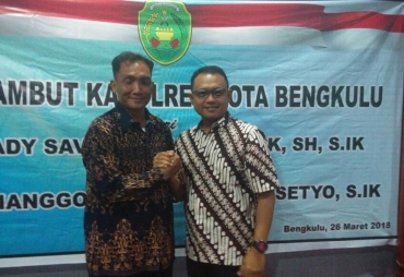 Mantan Kapolres Kota Bengkulu AKBP Ady Savart (Kemeja Coklat Hitam) Bersama Kapolres Baru AKBP Prianggodo Heru Bersalaman Keakraban 