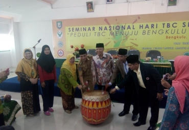 Plt Gubernur didampingi kepala Dinkes Provinsi Herwan Antoni pemukulan Dol