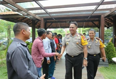 Kapoldasu Menyalami Tokoh Masyarakat