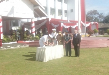 Penandatanganan prasasti Oleh tentara Amerika 