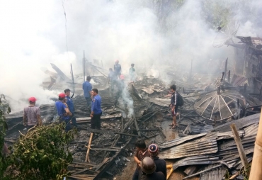 Tampak Puing-puing bangunan yang hangus terbakar